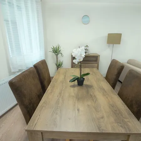 Pisztácia Apartman Apartman *